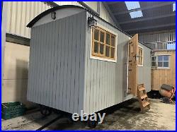 Shepherds Hut, luxury bedroom, kitchen, shower room- wood burner